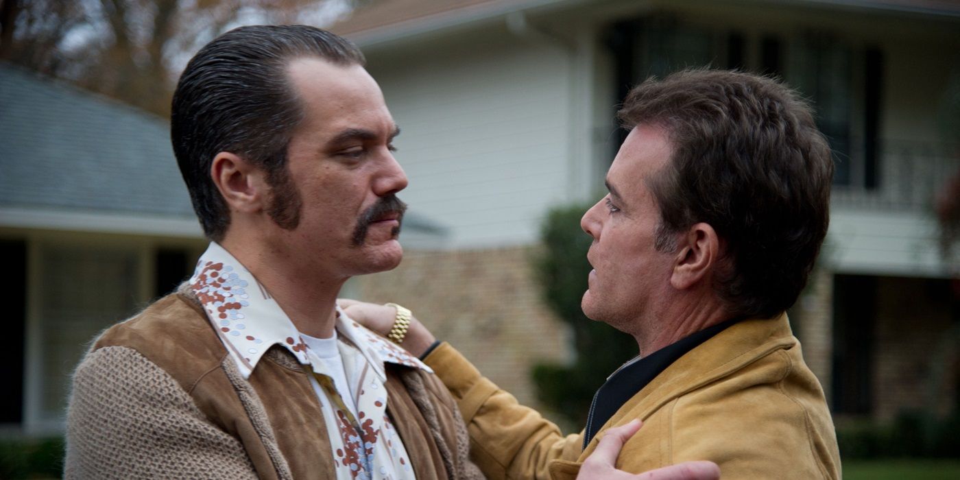 Michael Shannon as Richard Kuklinski and Ray Liotta as Roy DeMeo have a conversation outside in The Iceman