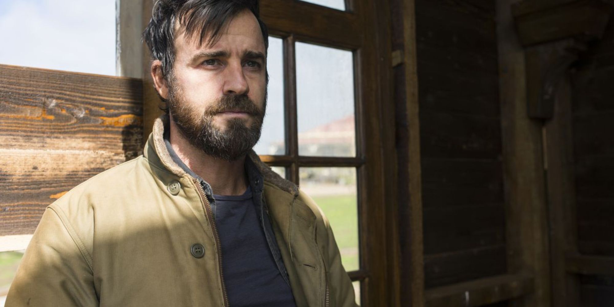 Kevin Garvey (Justin Theroux) from The Leftovers standing