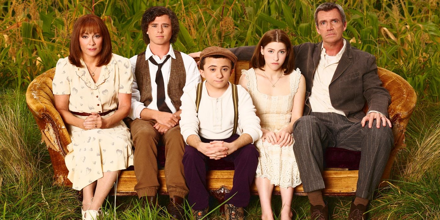 Patricia Heaton, Neil Flynn, Charlie McDermott, Eden Sher, and Atticus Shaffer on The Middle 