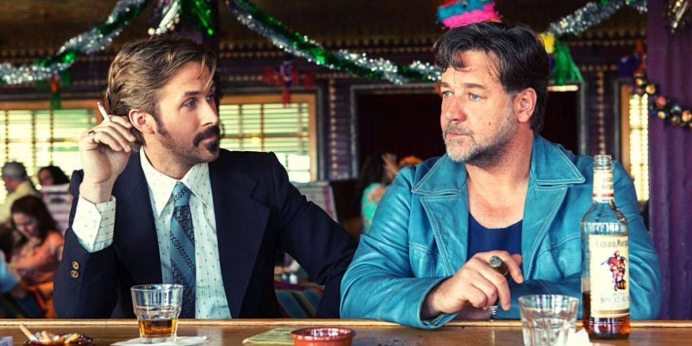 Holland y Jackson hablando en el bar en 'The Nice Guys'