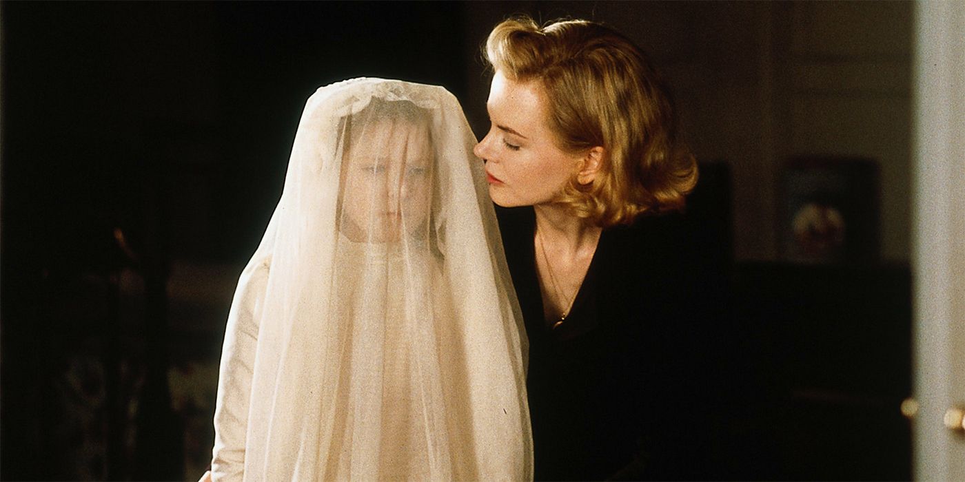Grace Stewart speaking to Anne Stewart, who wears a veil over her face in The Others
