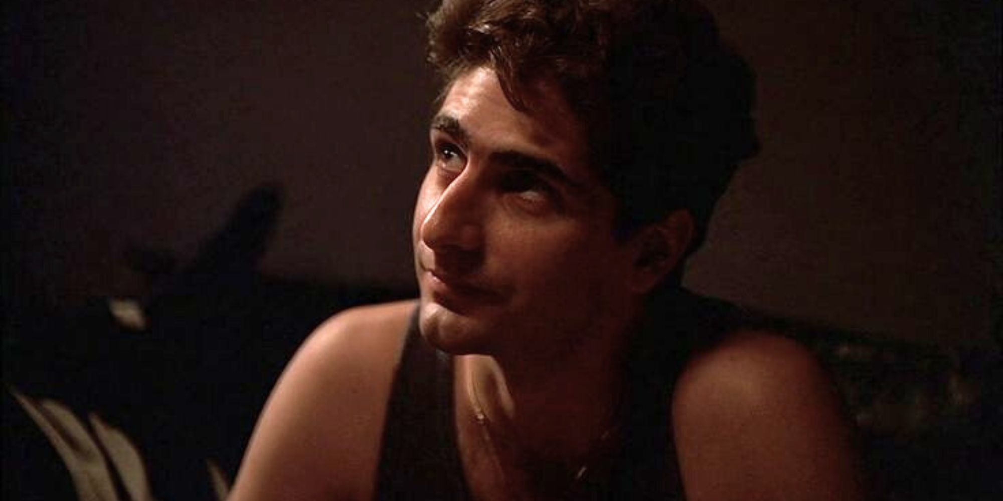 Michael Imperioli se sienta y mira hacia arriba en 'Los Soprano'