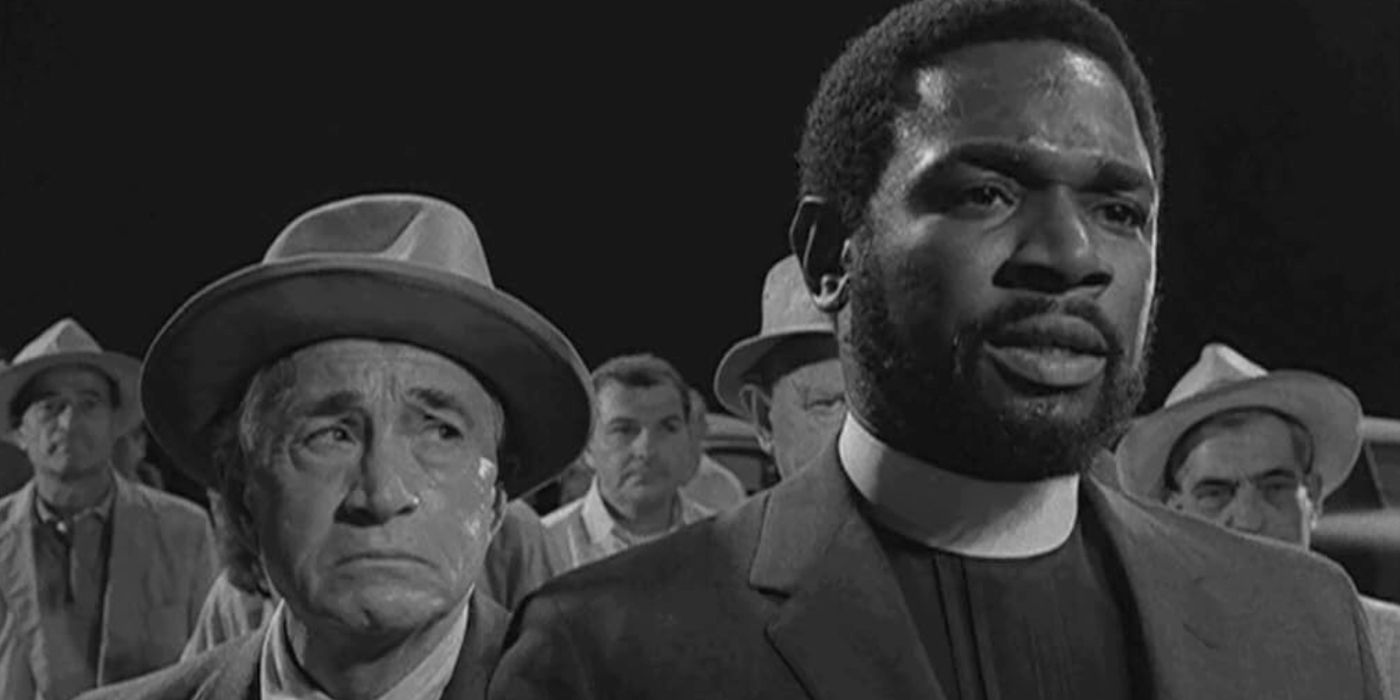 Ivan Dixon y Paul Fix como el pastor Anderson y el editor del periódico Colby miran con tristeza algo en un episodio de Twilight Zone. "Soy la noche, coloréame de negro"