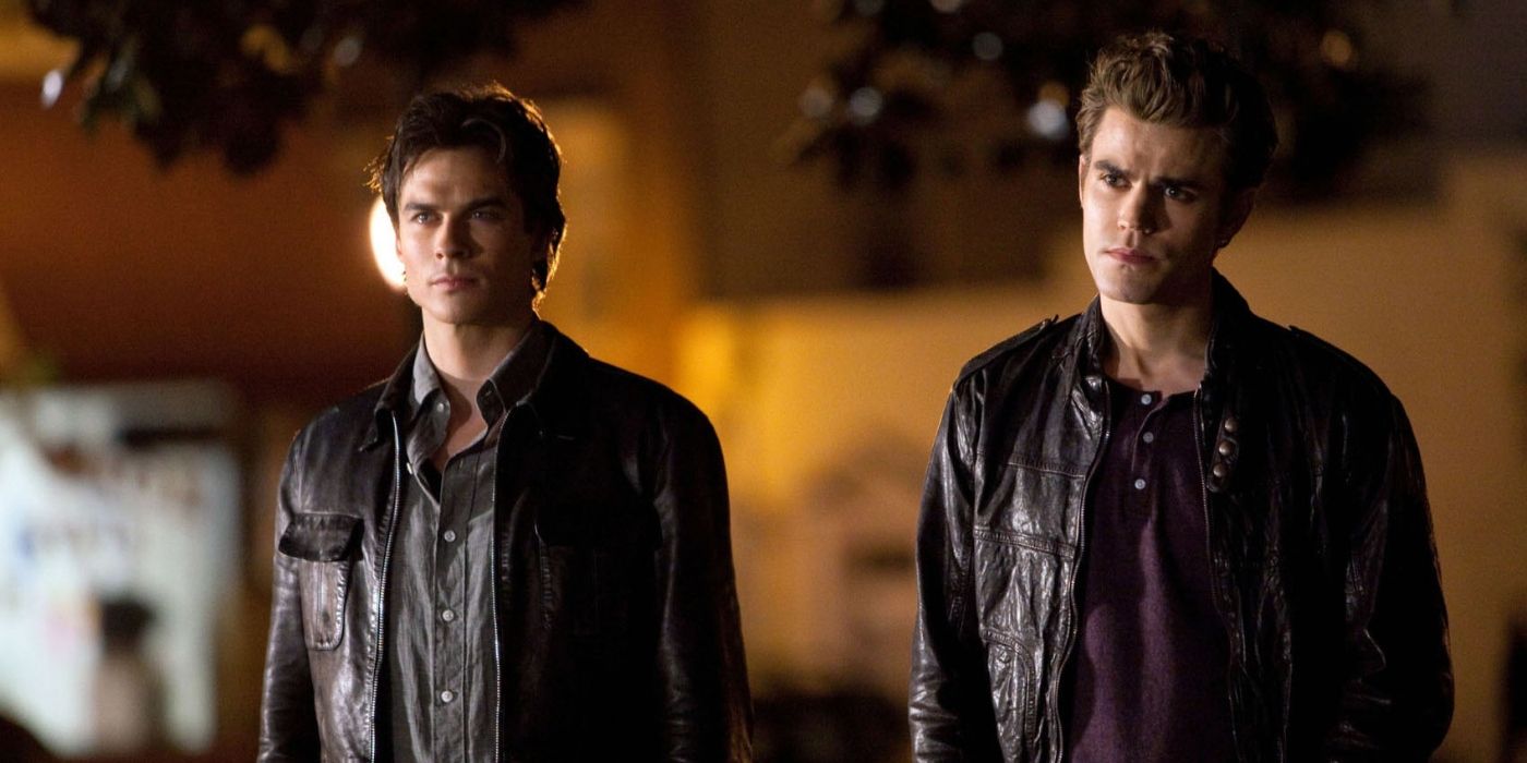 Damon (Ian Somerhalder) y Stefan (Paul Wesley) Salvatore en la temporada 1 de The Vampire Diaries usan chaquetas de cuero y lucen serios.