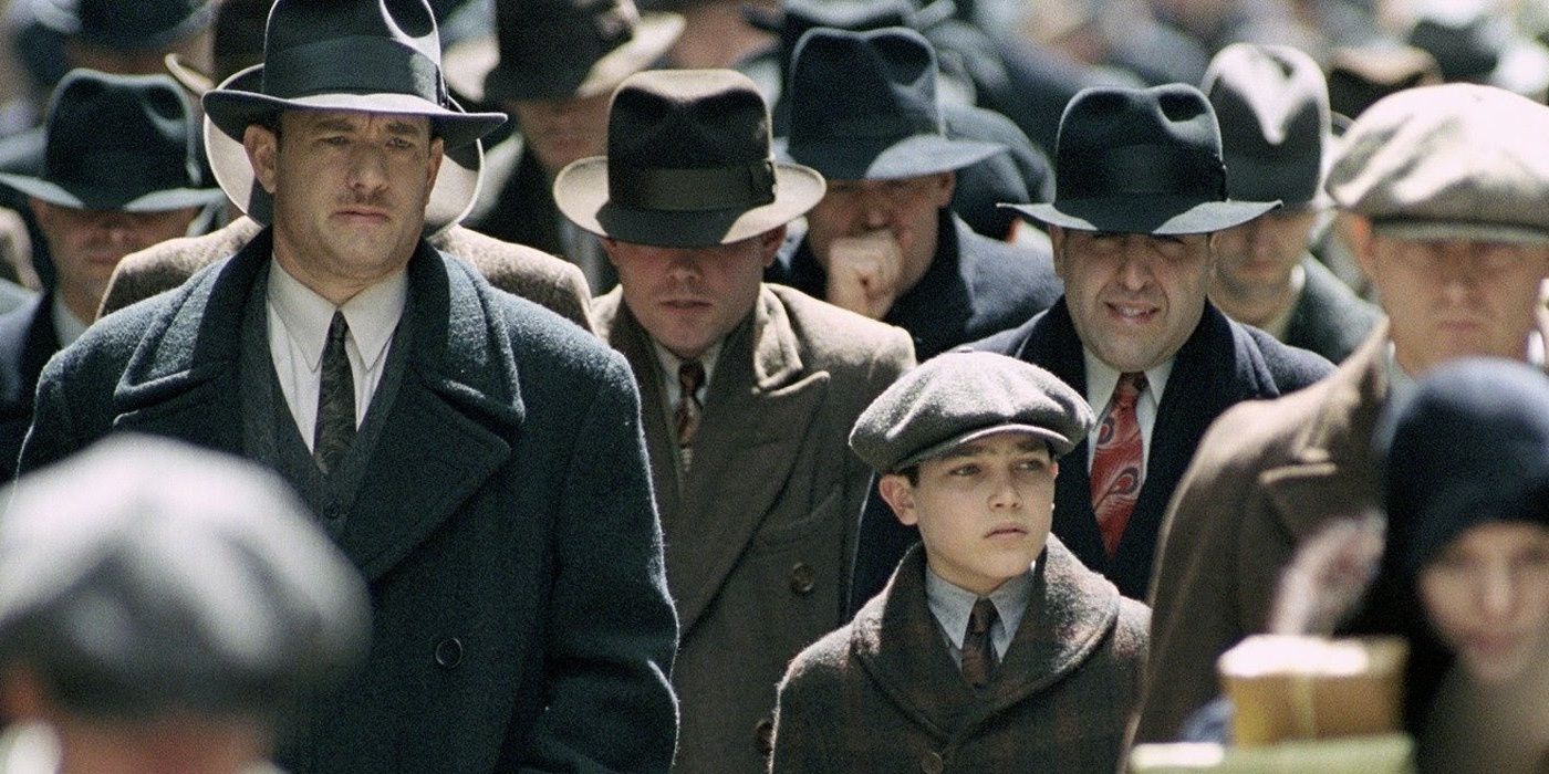 Michael Sullivan (Tom Hanks) and Michael, Jr. (Tyler Hoechlin) walking through the city in Road to Perdition