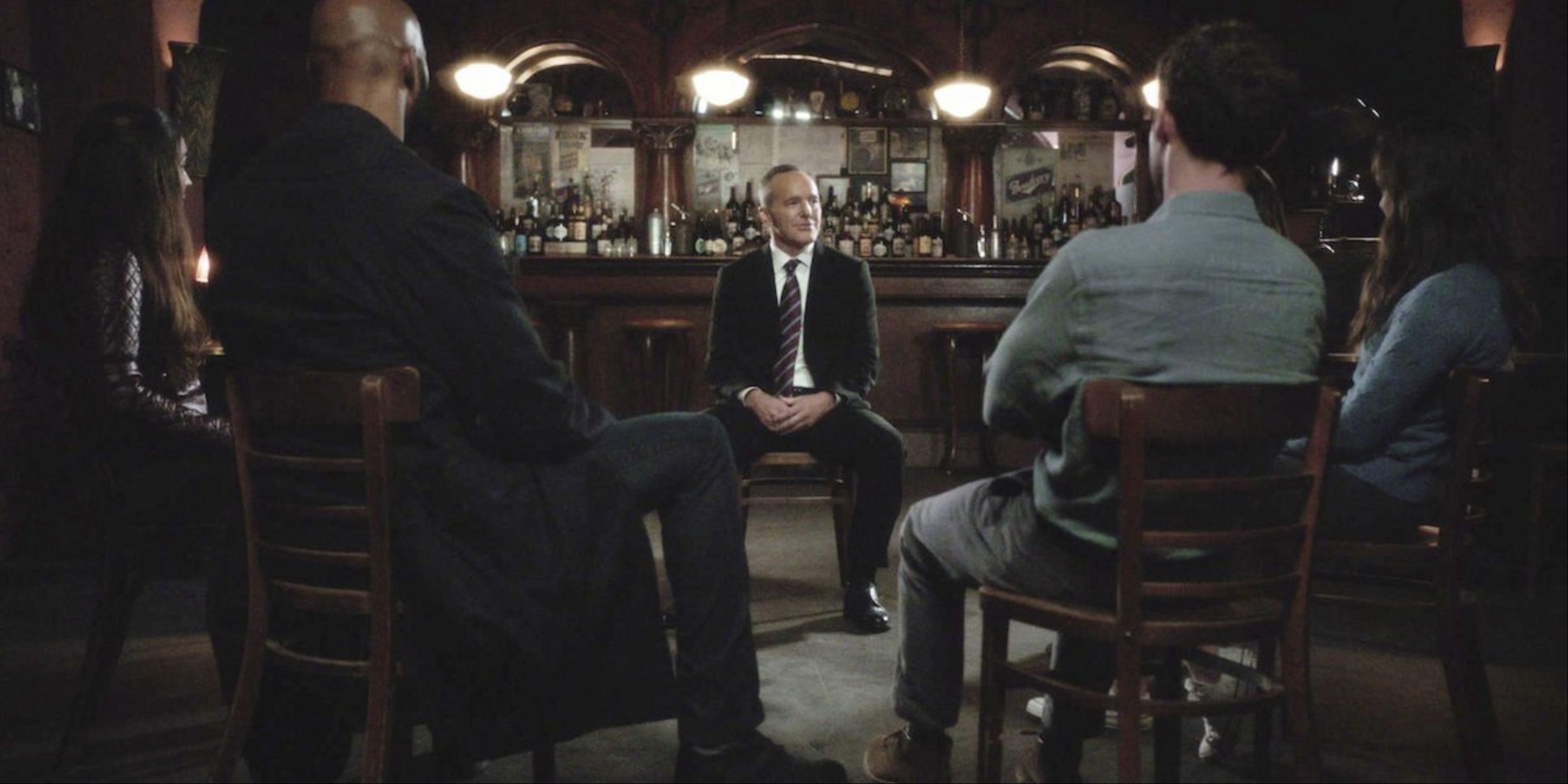 Agents sitting around talking in Agents of S.H.I.E.L.D.