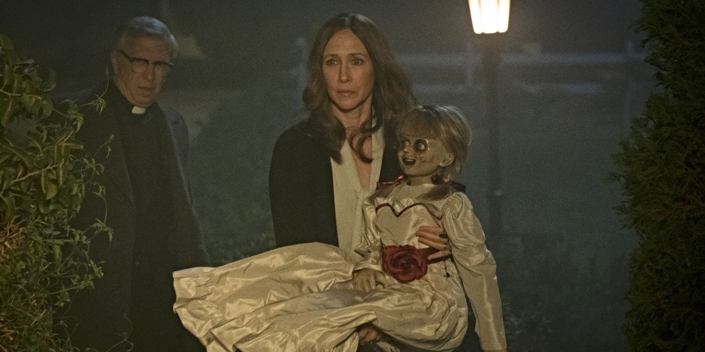 Vera Farmiga como Lorraine Warren cargando la muñeca Annabelle por la noche en Annabelle