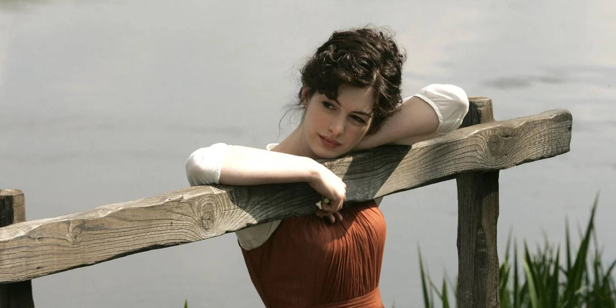 Anne Hathaway leaning on a wooden board in Becoming Jane.