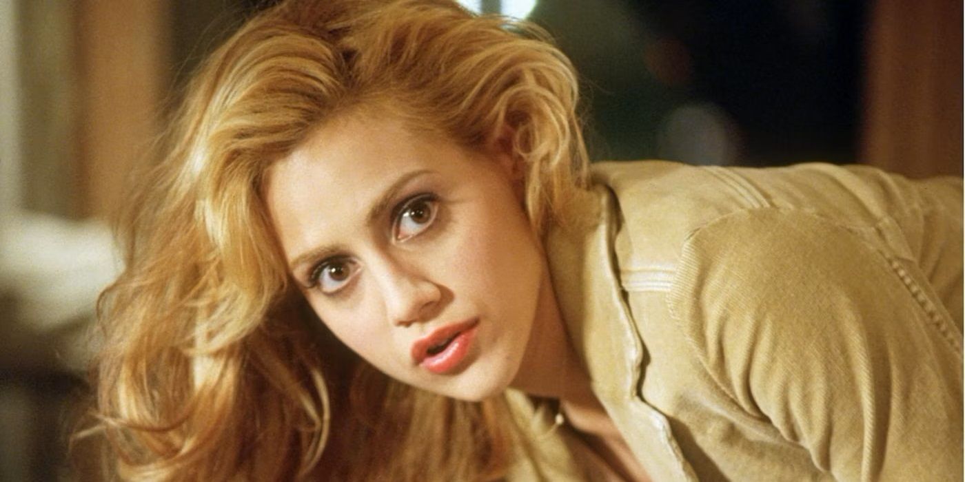Brittany Murphy as Molly Gunn looking at a person offscreen in Uptown Girls