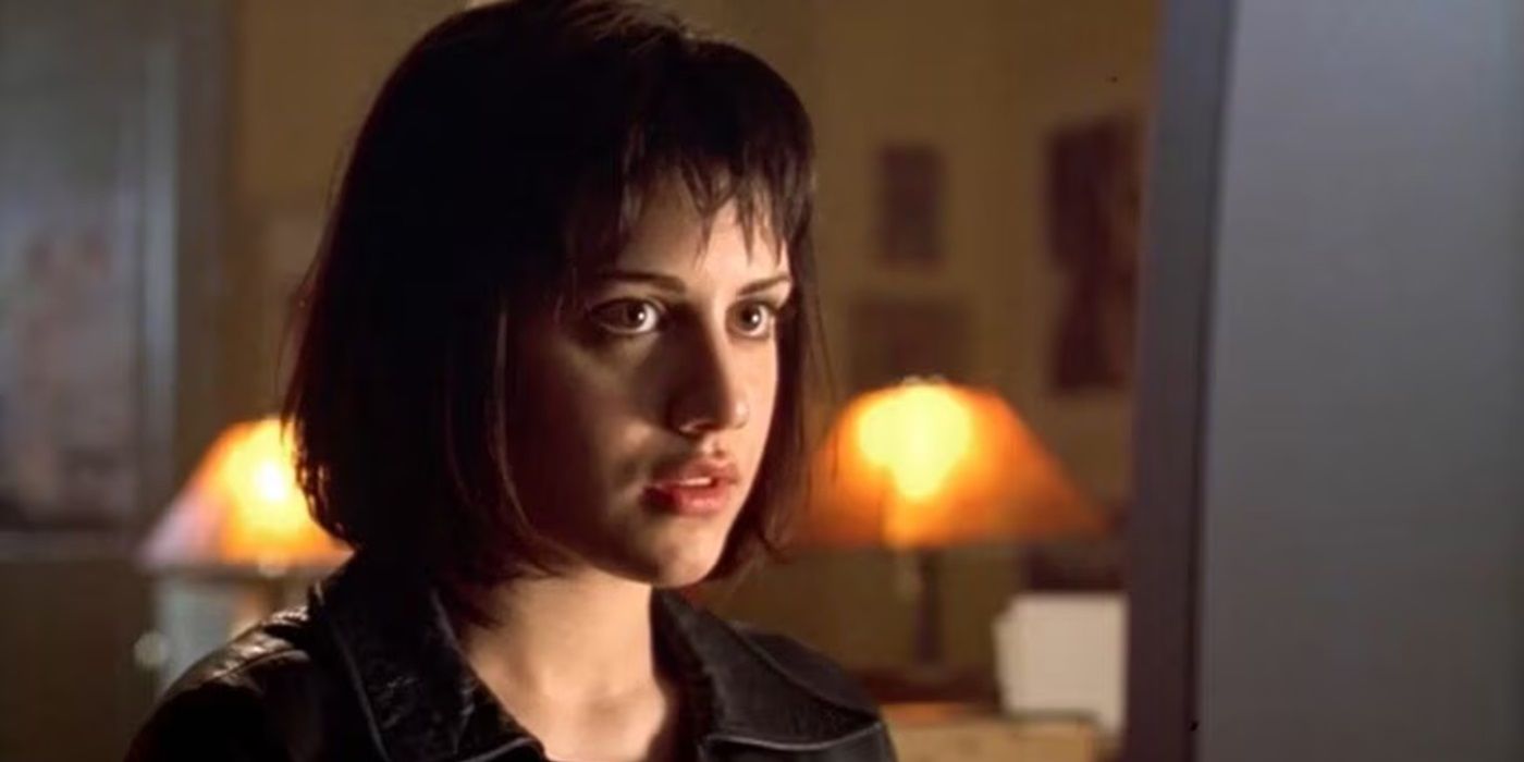 Brittany Murphy as Jody looking at a person offscreen in Cherry Falls