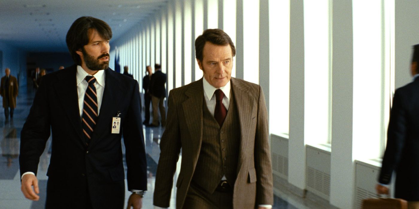 Tony Mendez and Jack O&rsquo;Donell walking down a hallway while talking in &lsquo;Argo&rsquo;
