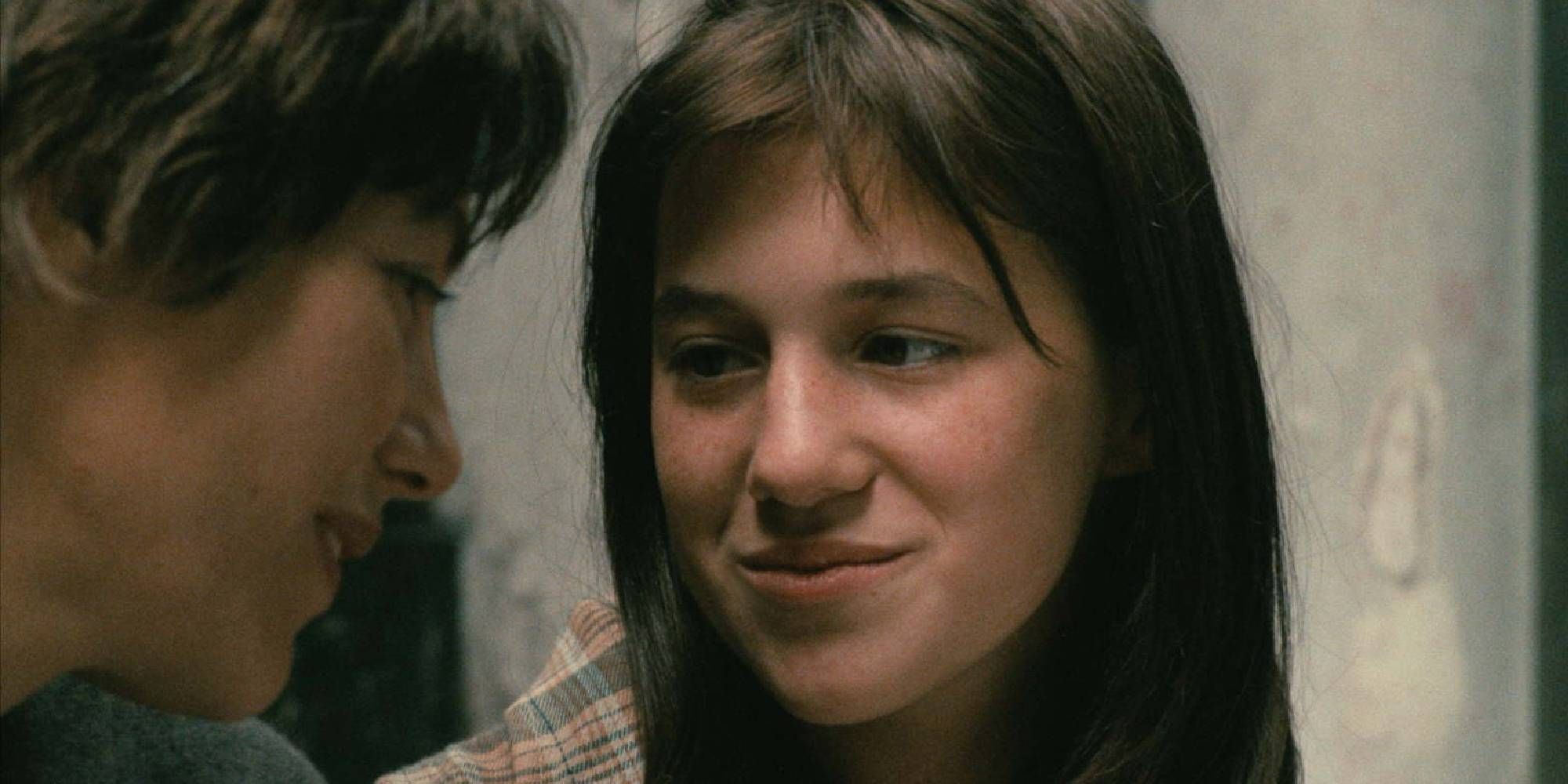 Charlotte Gainsbourg smiling while looking at Jane Birkin in Kung Fu Master!