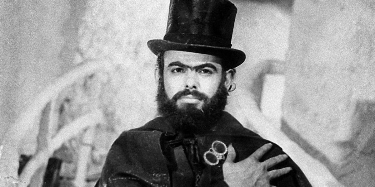 Coffin Joe (José Mojica Marins) wearing a top hat and looking at the camera.