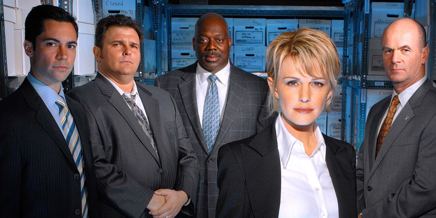 The cast of Cold Case posing in a promo image.