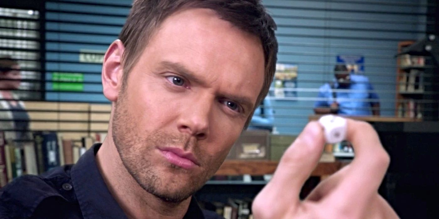 Un primer plano de Joel McHale, quien interpretó a Jeff Winger, sosteniendo un dado y mirándolo fijamente en el episodio Comunidad. "Introducción avanzada a la finalidad"