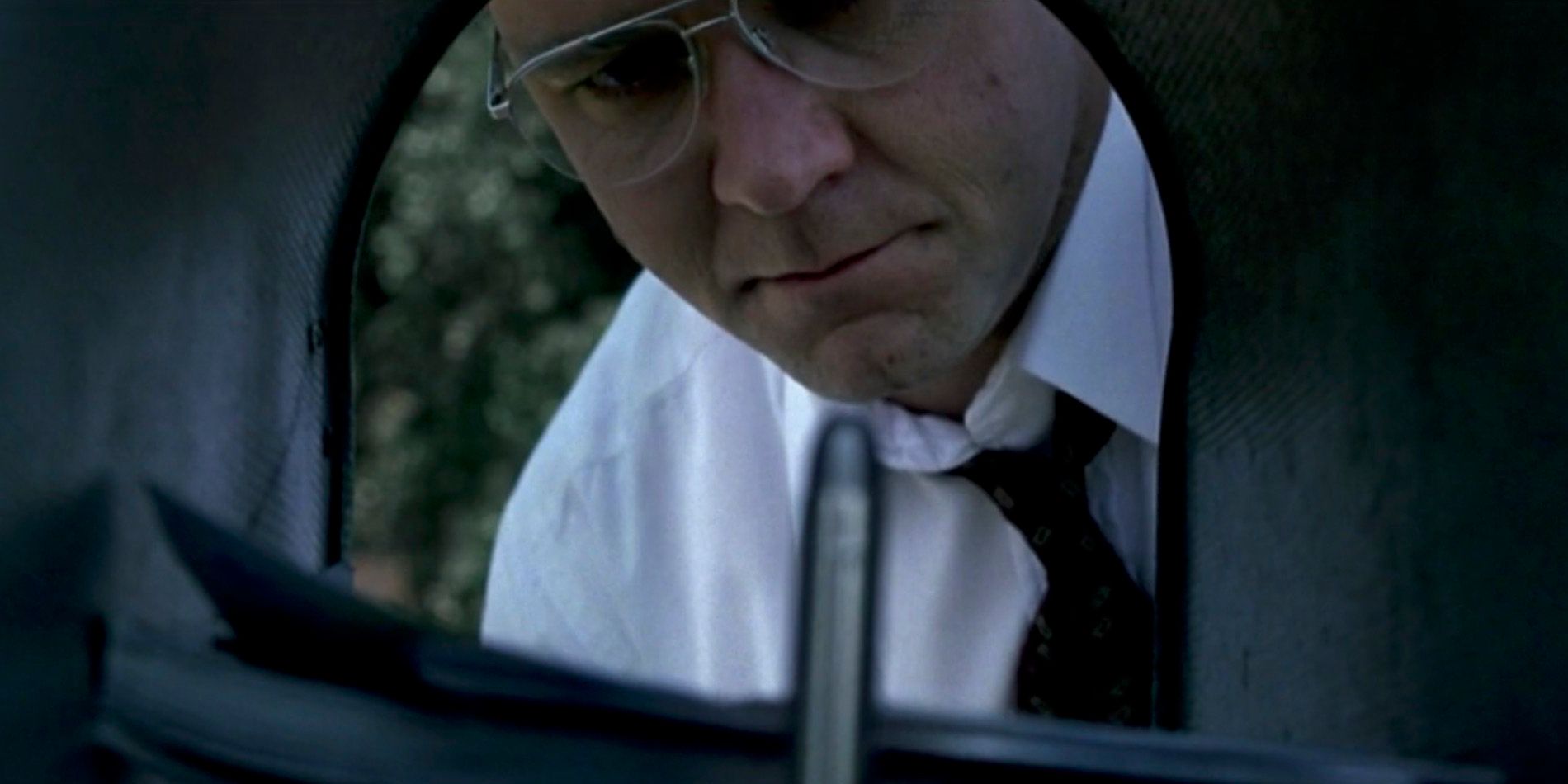 Russell Crowe opens his mailbox to find a bullet left there as a threat in Michael Mann&rsquo;s &lsquo;The Insider&rsquo;