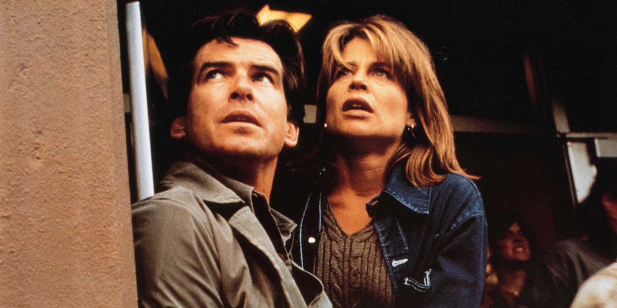 Pierce Brosnan and Linda Hamilton look up in fear in Dante&rsquo;s Peak (1997)