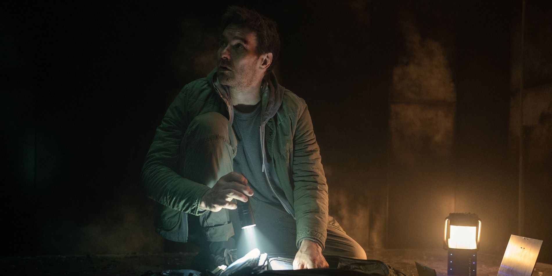 Joel Edgerton como Jason Dessen ilumina la materia oscura con una linterna