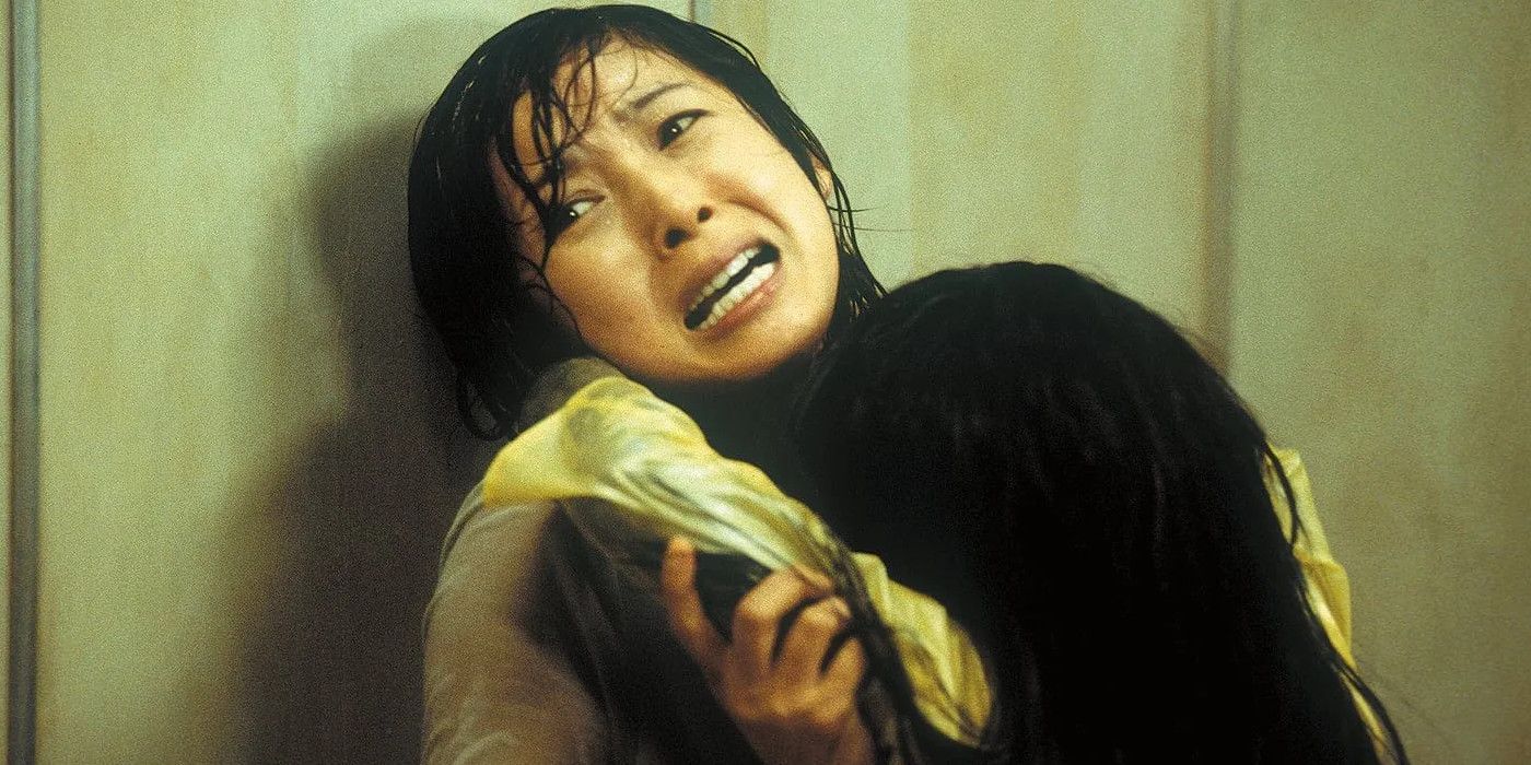 Hitomi Kuroki crying and holding a child in Dark Water (2002)