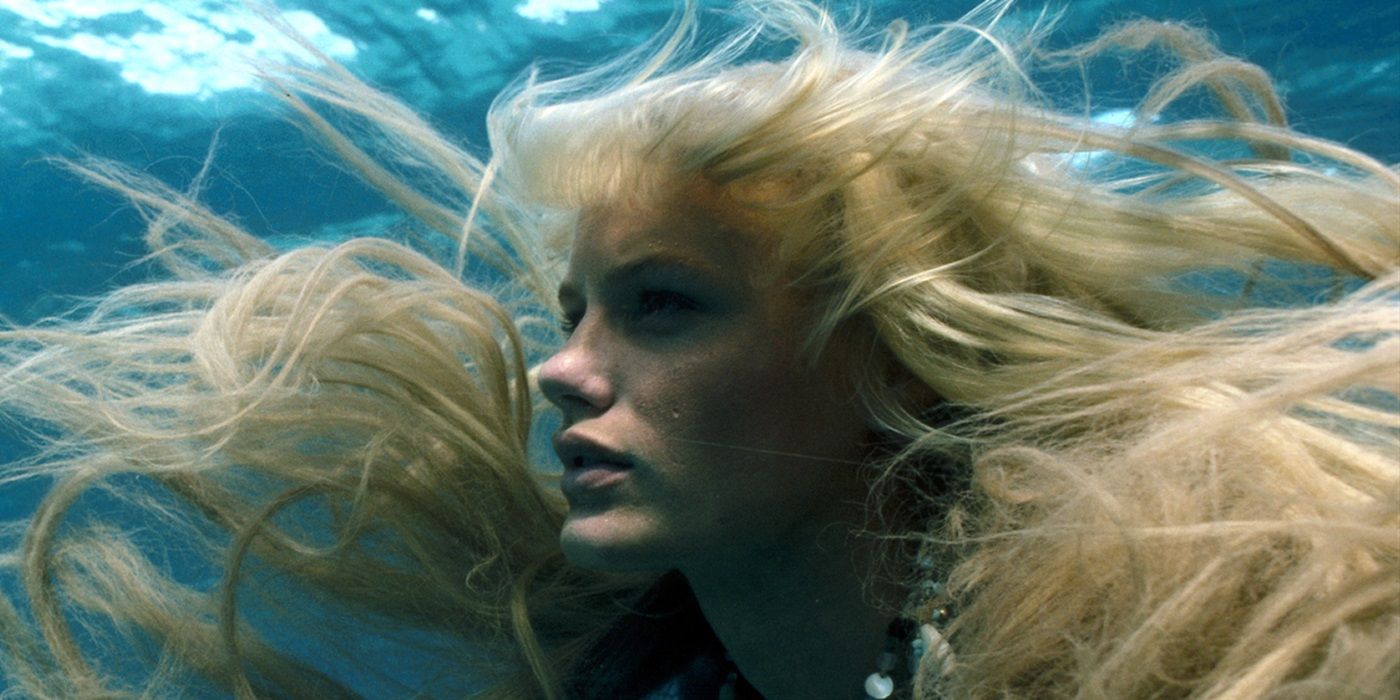 Daryl Hannah como Madison nadando bajo el agua en Splash