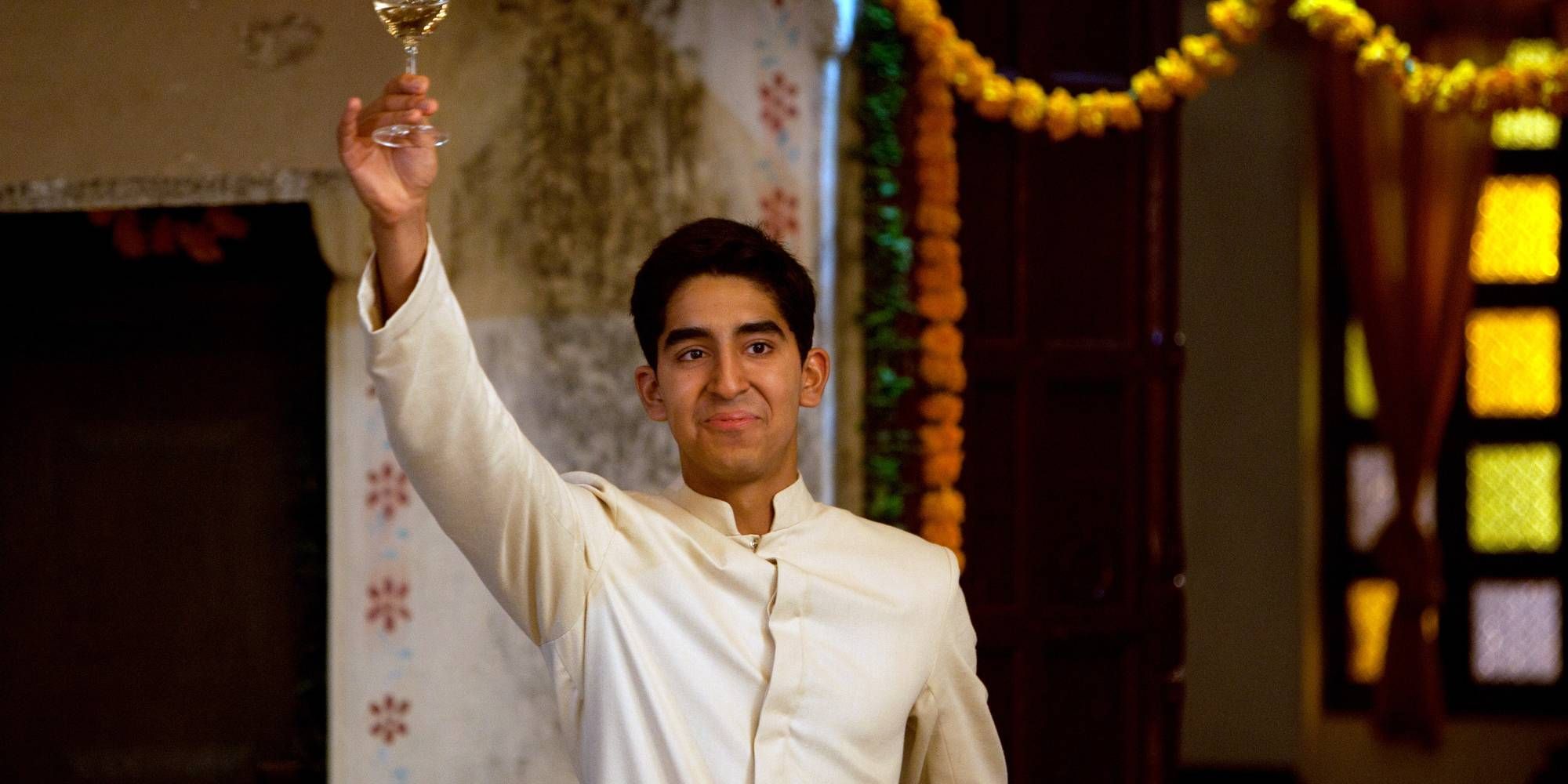 Dev Patel brinda en el Best Exotic Marigold Hotel.