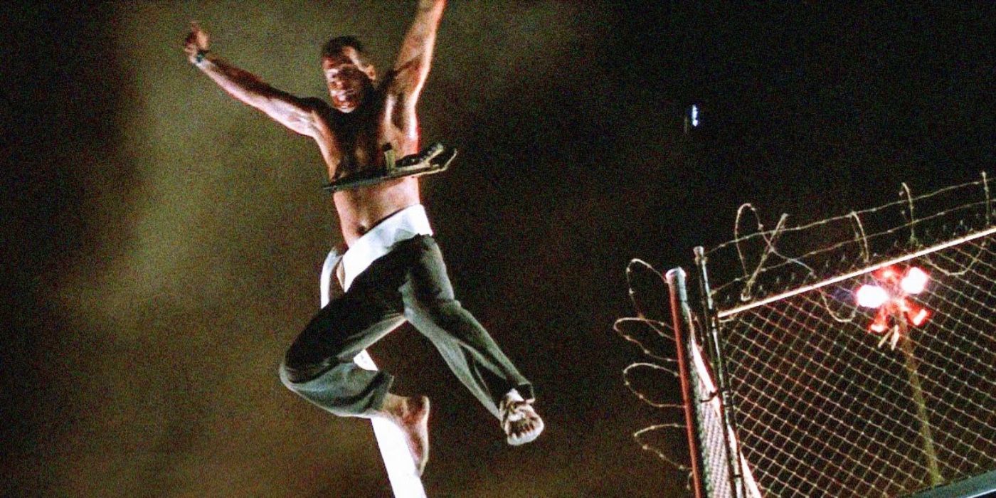 Una imagen fija del clímax de la escena del salto desde la azotea de Die Hard.  (1988)