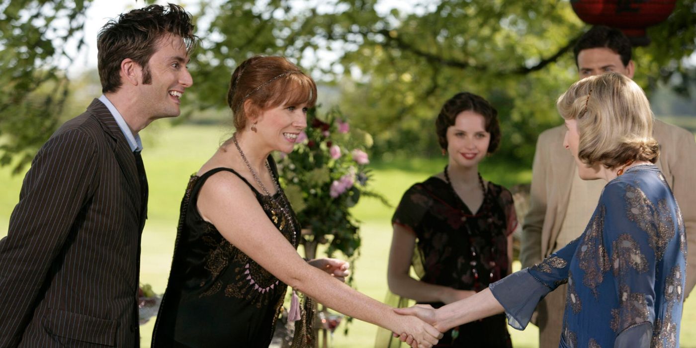 Donna Noble (Catherine Tate) shaking Agatha Christie's (Fenella Woolgar) hand while the Doctor (David Tennant) grins in Doctor Who