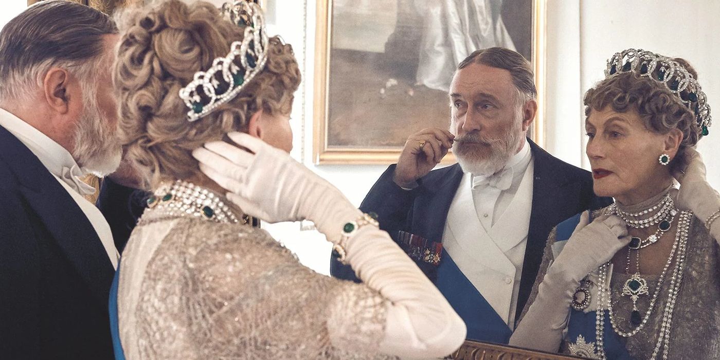 Geraldine James and Simon Jones as the King and Queen fixing themselves into a mirror in the Downton Abbey movie