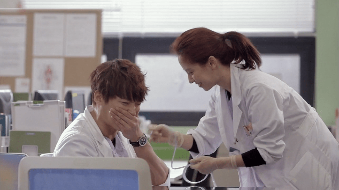 A still from Emergency Couple