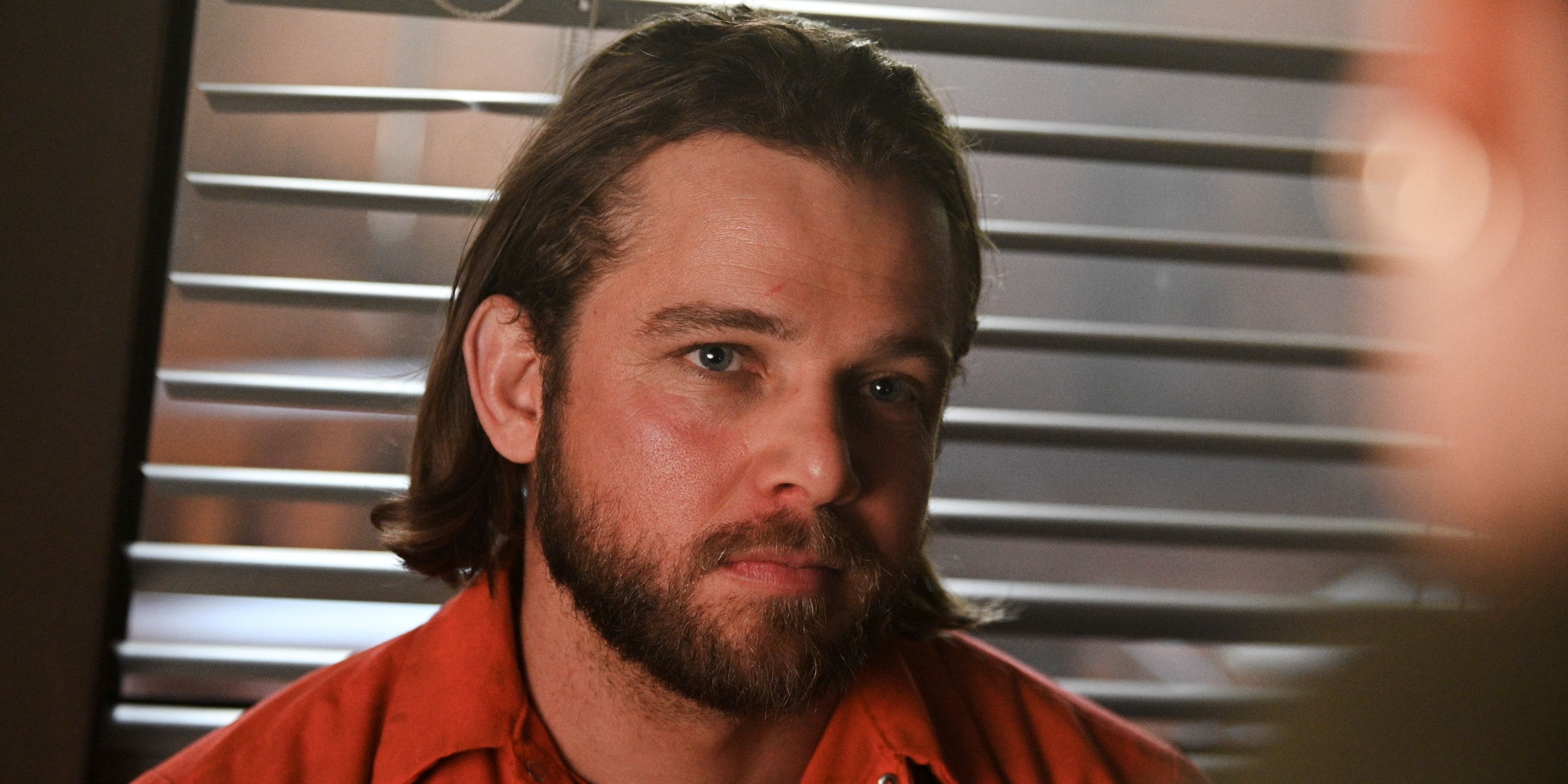 Max Thieriot como Borde Leone aparece en primer plano en el episodio 6 de la temporada 2 de CBS Fire Nation