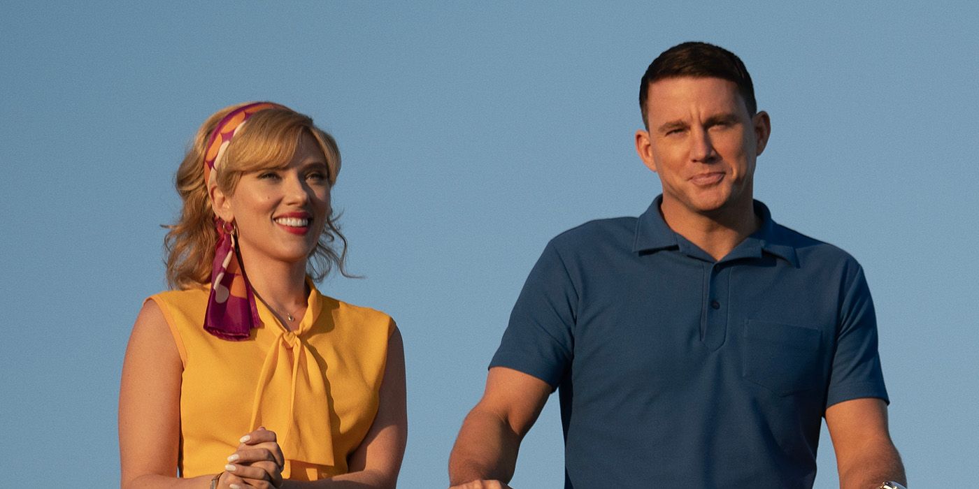 Scarlett Johansson and Channing Tatum in front of a blue sky wearing 60s clothes in Fly Me to The Moon