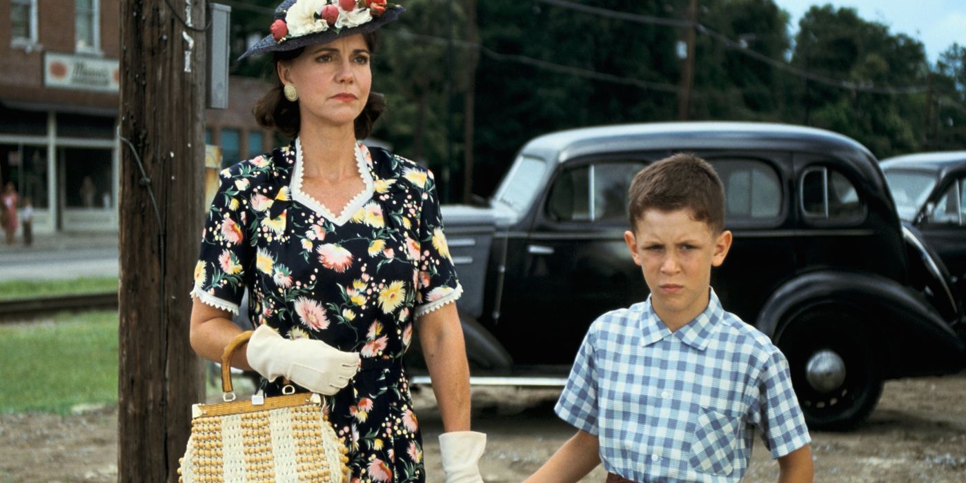 Sally Field and Michael Conner Humphreys holding hands in Forrest Gump