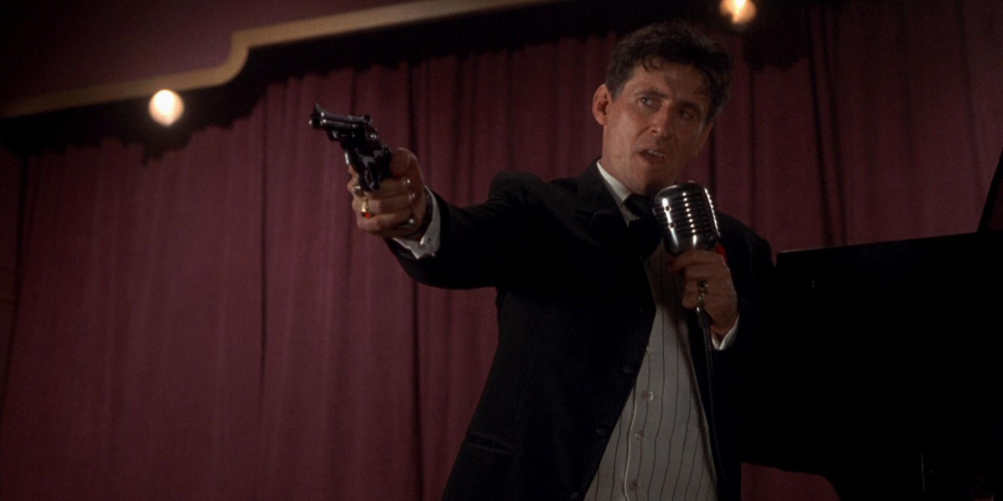 Gabriel Byrne pointing a gun in Mad Dog Time (1996)