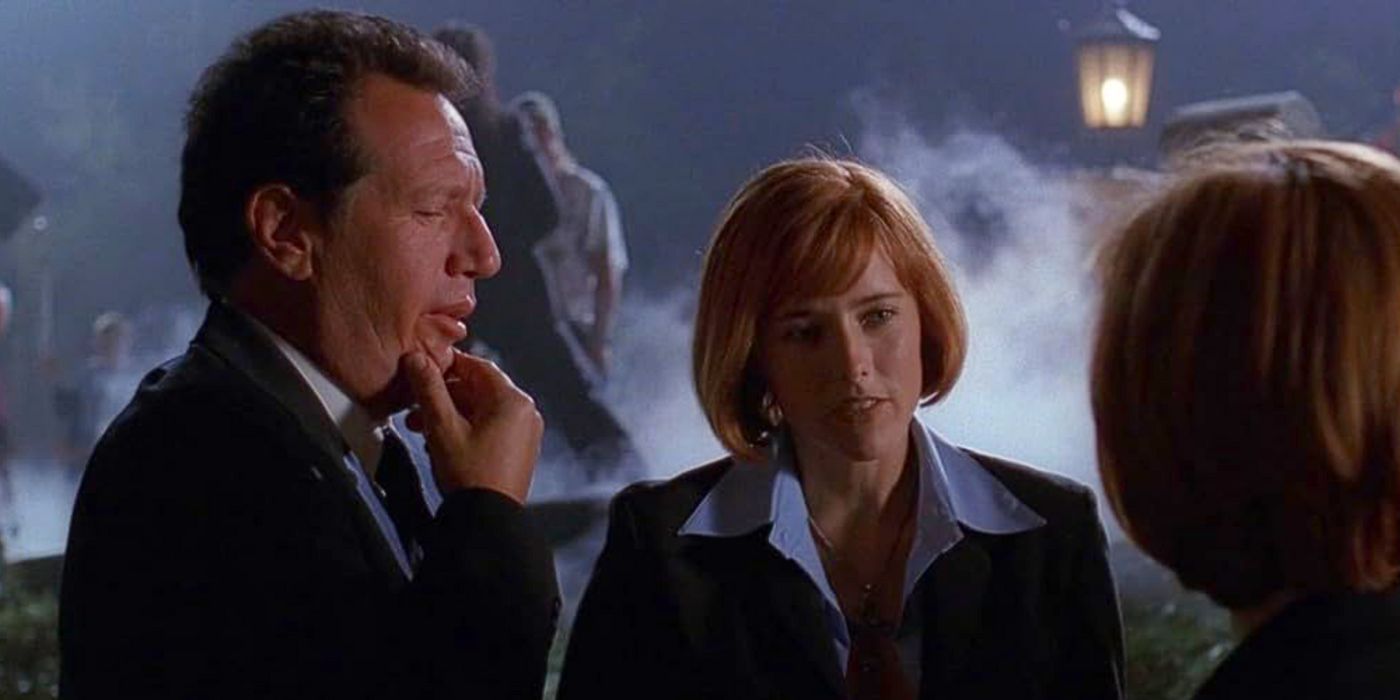 Garry Shandling and Tea Leoni talk with Scully on the set of movie from episode Hollywood A. D. from The X-Files