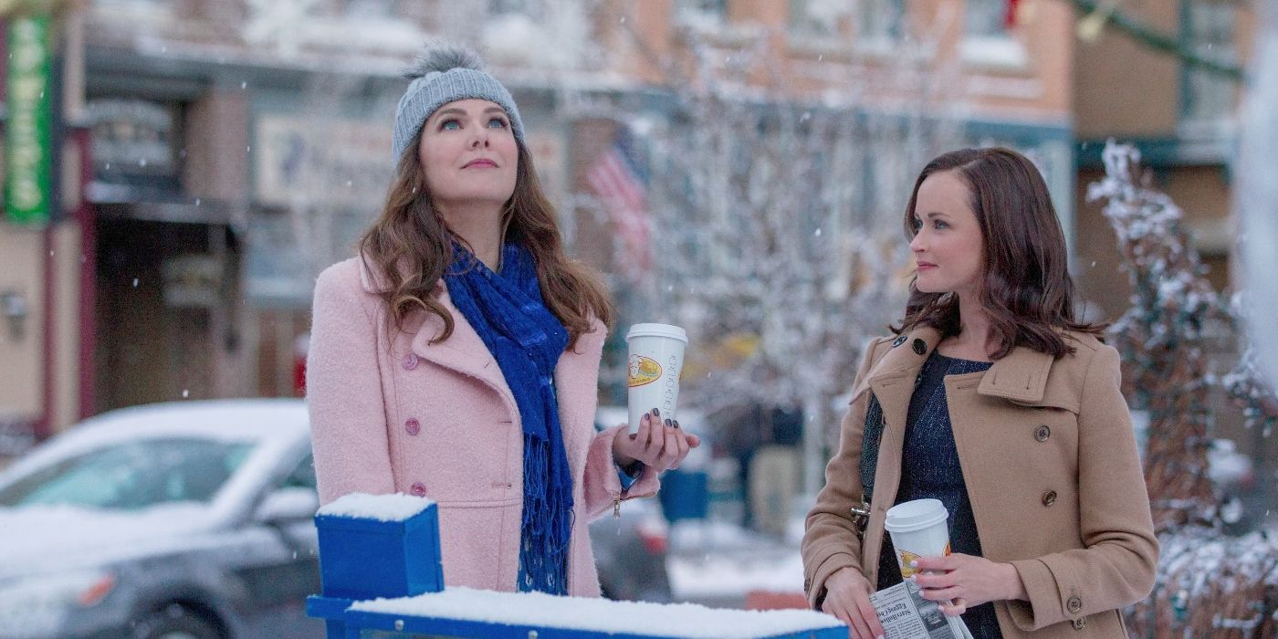 Lorelai y Rory Gilmore están en la nieve sosteniendo tazas de café. "invierno" Episodio 