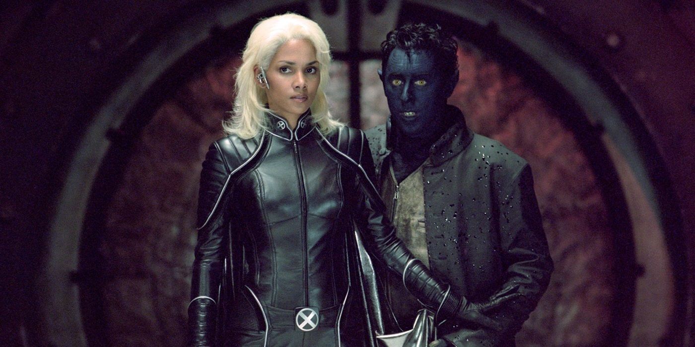 Halle Berry kā vētra, kas aizsargā aizsargājoši Alana Kumminga priekšā kā Nightcrawler X2: X-Men United