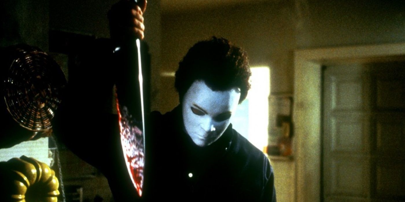 Michael Myers holding a bloody knife in Halloween H20
