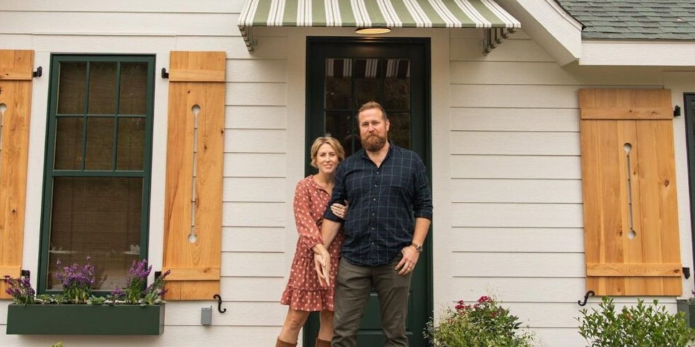 Ben and Erin Napier in front of the infamous awning house on 'Home Town.'