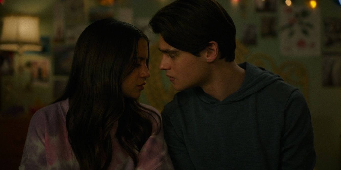 Isabela Merced and Felix Mallard, kissing in a room as Aza Holmes and Davis Pickett, in Turtles All The Way Down