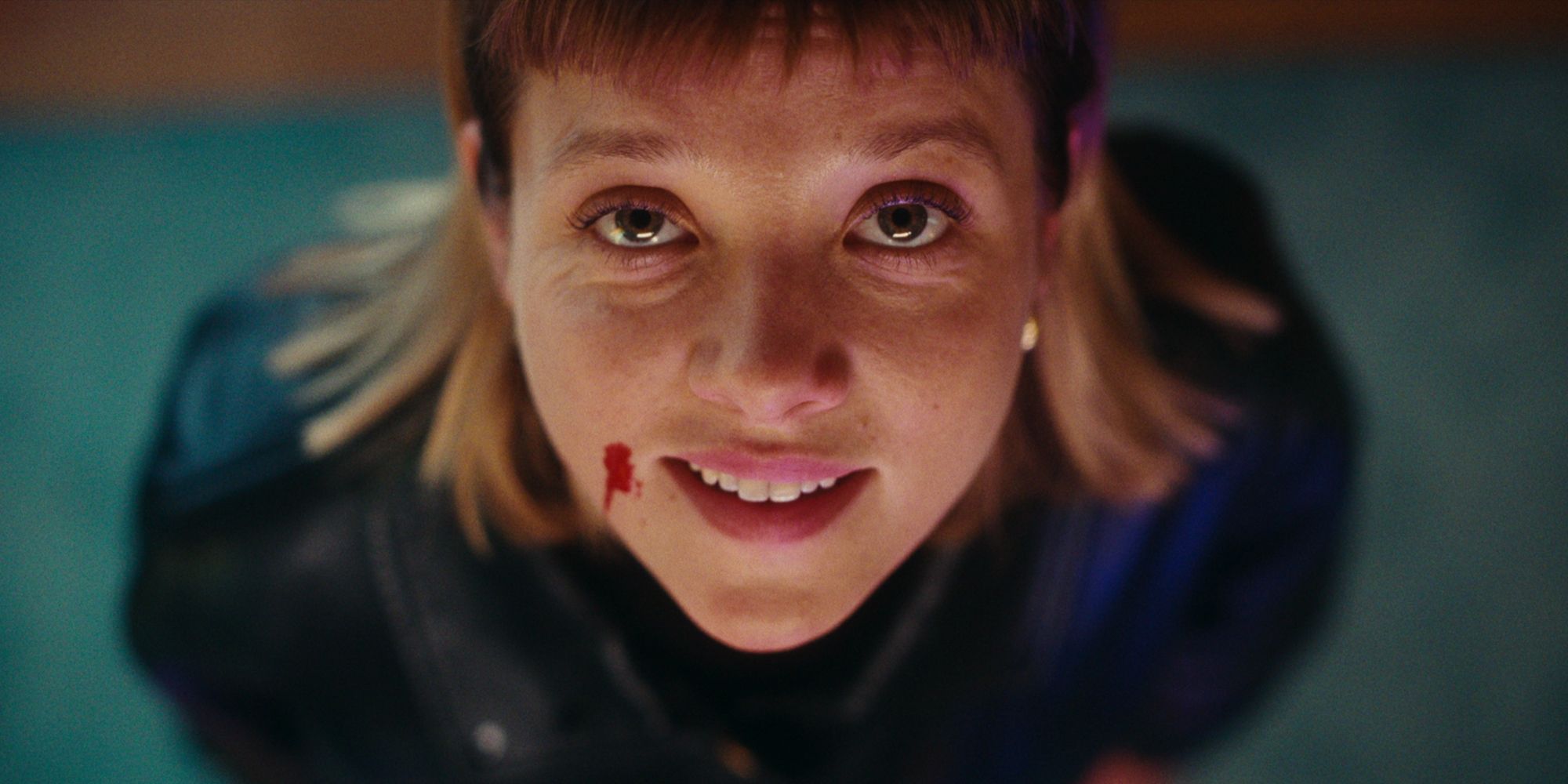 Jella Haase looking up in Kleo (2022)