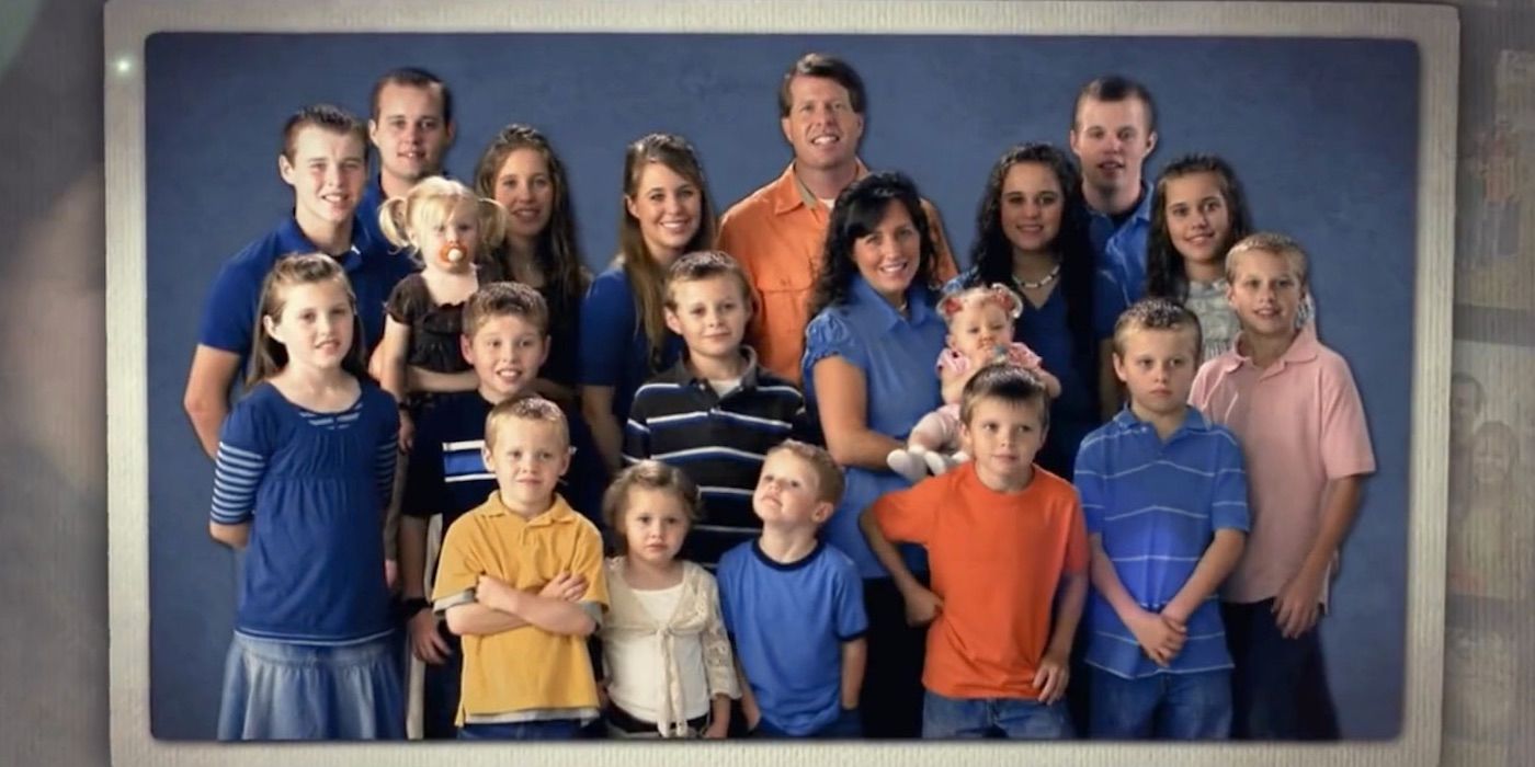 A photo of the Duggar family with Jim Bob and Michelle Duggar and their 18 children