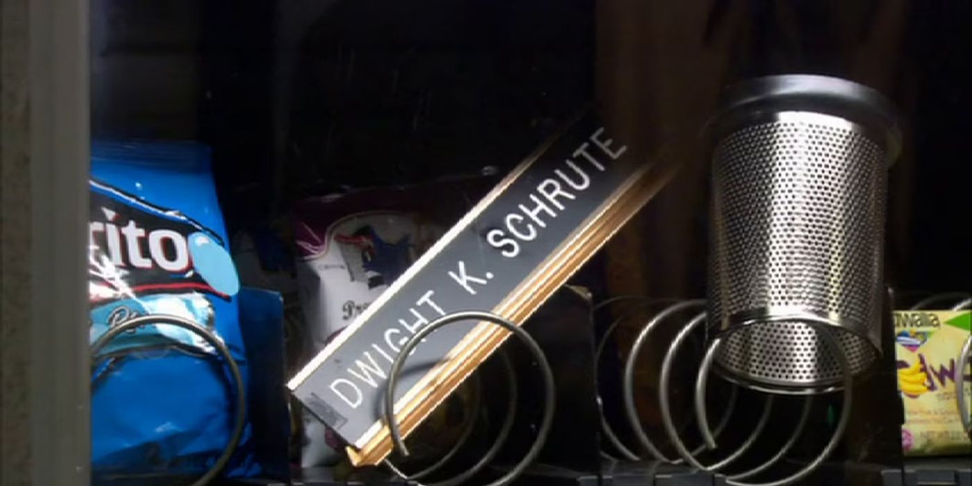 Jim-puts-Dwight_s-stuff-in-the-Vending-Machine (1)