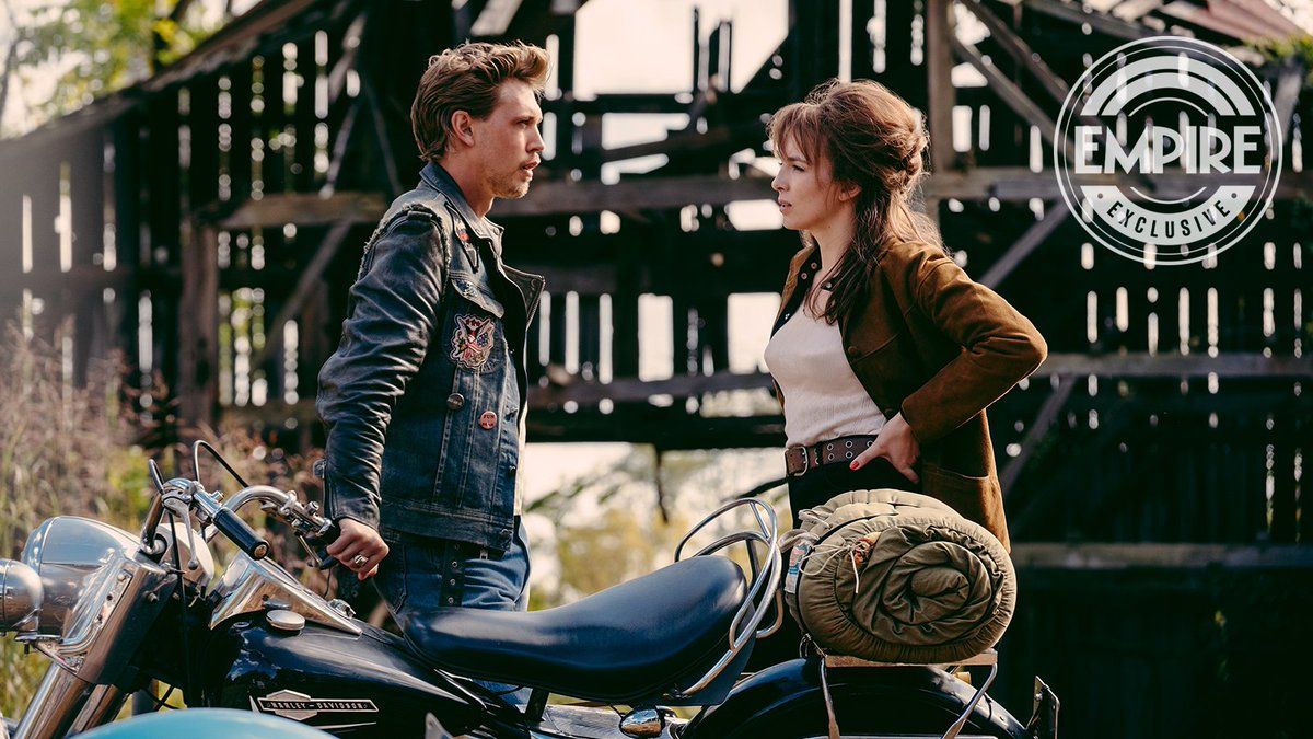 Austin Butler habla con Jodie Comer junto a una bicicleta al aire libre en 'Biriders'