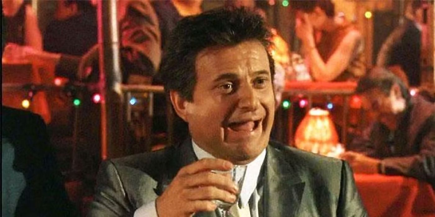 Joe Pesci como Tommy DeVito riendo en un bar en Goodfellas