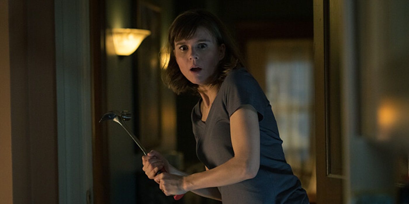 Katja Herbers, holding a hammer as a weapon, as Dr. Kristen Bouchard in Evil Season 4
