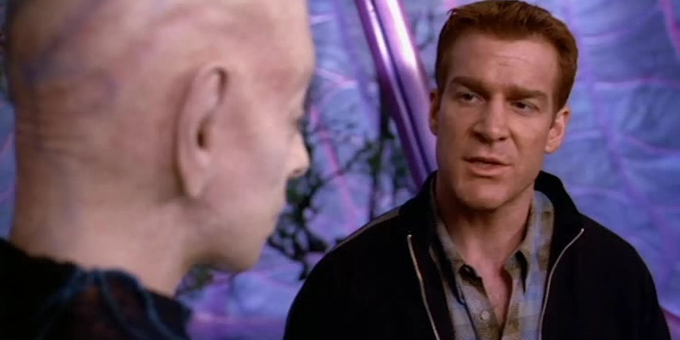 Kevin Kilner habla con el extraterrestre Teron en Earth_Final Conflict