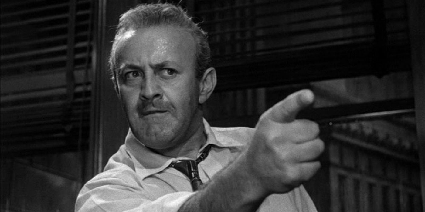 Lee J. Cobb señala con el dedo en 