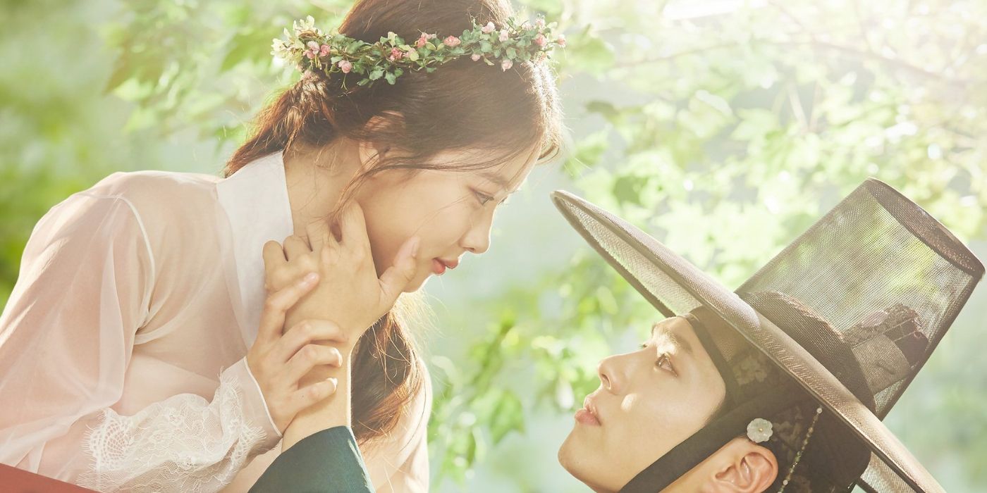 Lee Yeong (Park Bo-gum) cradling Ra-on's (Kim Yoo-jung) cheek in the K-Drama Love in the Moonlight