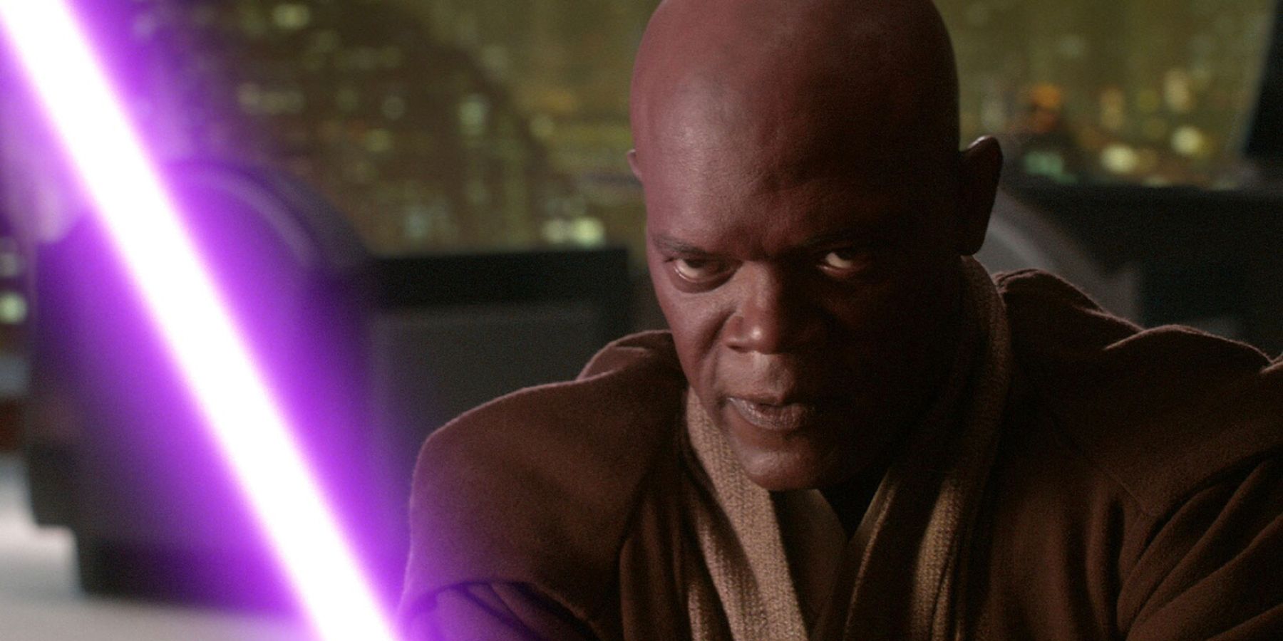 Un Mace Windu de aspecto severo sosteniendo su característico sable de luz púrpura en Star Wars: La venganza de los Sith.