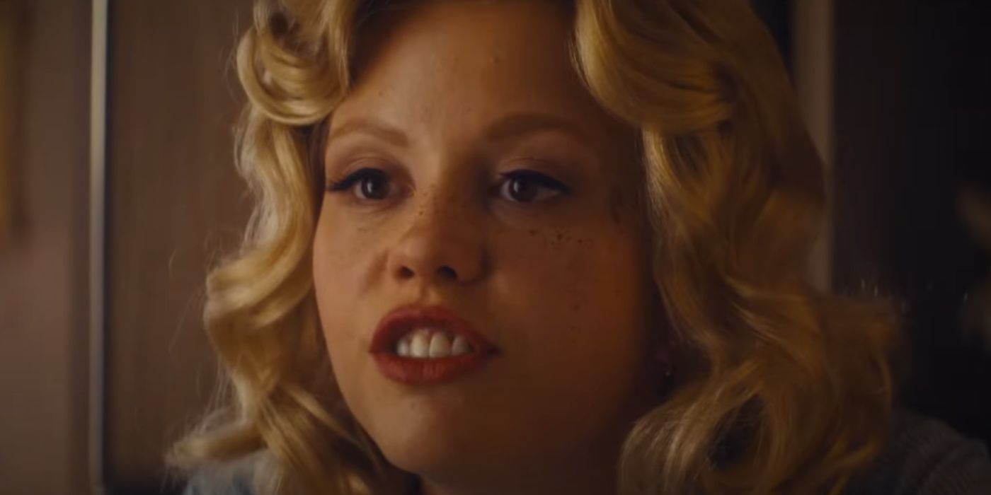 Mia Goth as Maxine Minx with blonde curly hair in Maxxxine.